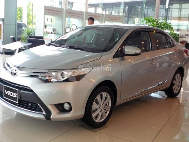 Bán xe Toyota Vios 1.5E model 2017, số tự động, màu bạc, giá tốt