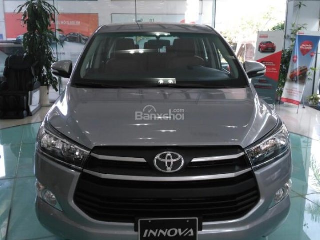 Cần bán Toyota Innova 2.0G đời 2017, màu bạc, giá chỉ 817 triệu