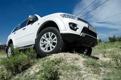 Bán Mitsubishi Pajero Sport 4x4 AT sản xuất 2016, màu đen, khuyến mại bảo hiểm thân vỏ 1 năm