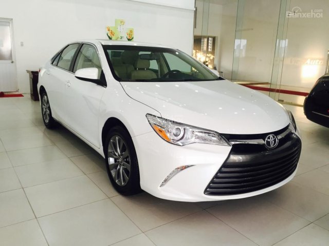 Bán Toyota Camry XLE màu trắng, giao ngay, xe nhập Mỹ