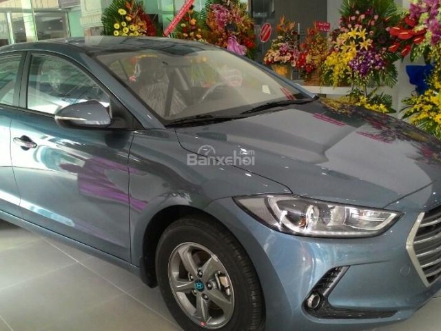 Hyundai Elantra màu xanh đá, khuyến mãi cực lớn khi mua xe, liên hệ: 0938 107 556