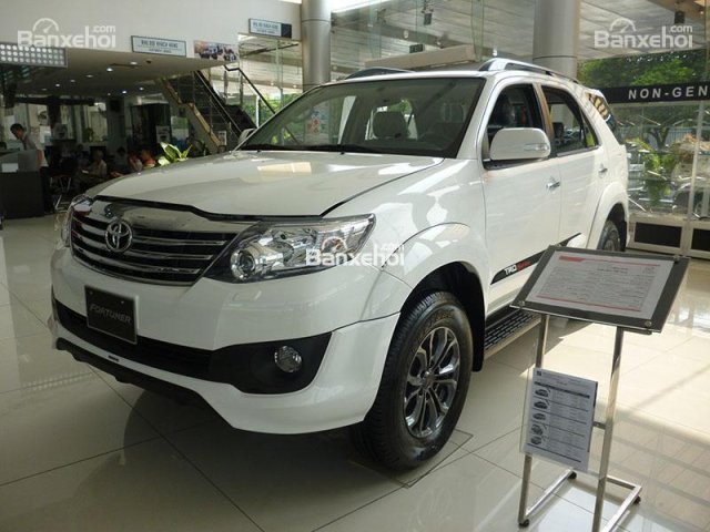 Toyota Fortuner đời 2017, máy xăng 1 cầu, số tự động - Khuyến mãi lớn dịp lễ 30/4. Xe giao ngay