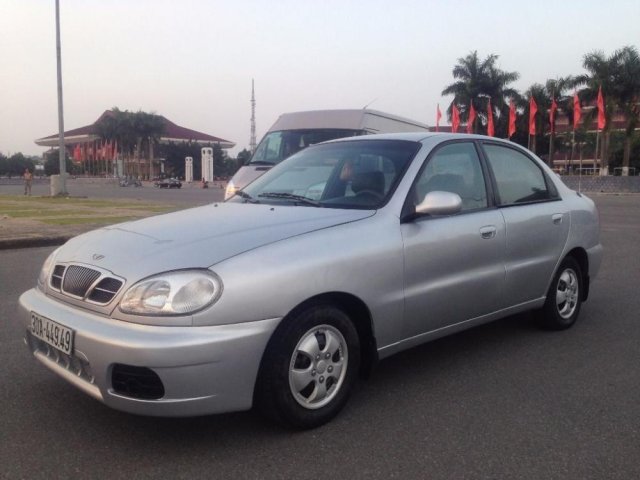 Cần bán gấp Daewoo Lanos đời 2001, màu bạc xe gia đình