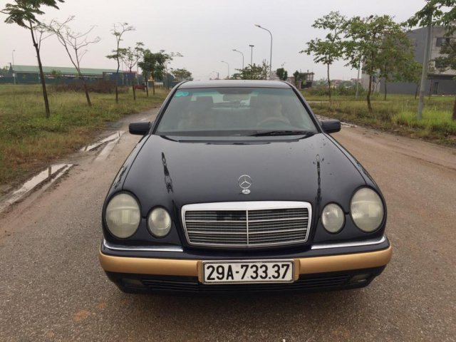 Bán xe cũ Mercedes E230 đời 1996, màu đen, giá chỉ 165 triệu