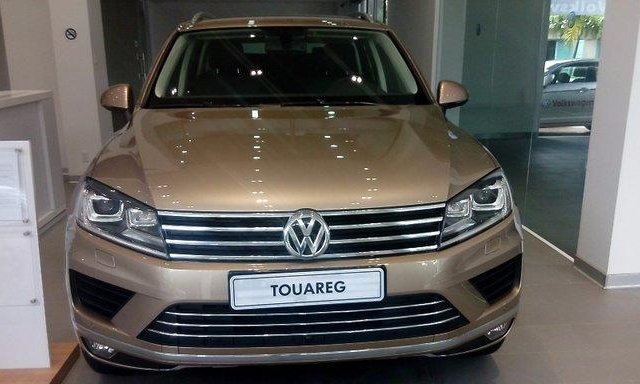 Bán ô tô Volkswagen Touareg đời 2015, màu vàng, giá tốt