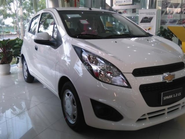 Cần bán Chevrolet Spark 1.2 LS đời 2016, màu trắng