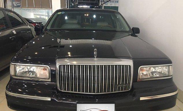 Tứ Quý Auto bán xe Lincoln Town car đời 1996, màu đen, giá 450tr