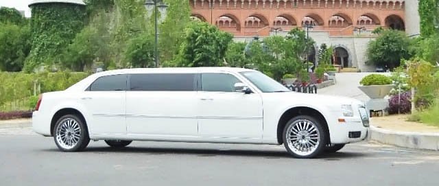 Bán Chrysler 300C Limousine đời 2009, màu trắng, nhập khẩu nguyên chiếc còn mới