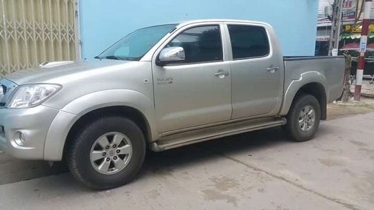 Cần bán lại xe Toyota Hilux đời 2010, màu bạc còn mới, 400 triệu