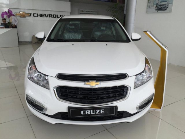 Bán Chevrolet Cruze đời 2015, màu trắng, giá 586tr