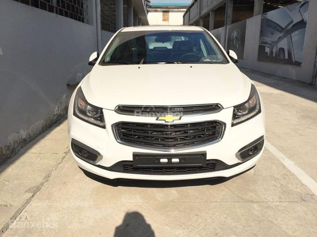 Bán ô tô Chevrolet Cruze LT đời 2016, màu trắng, 4 triệu người tin dùng