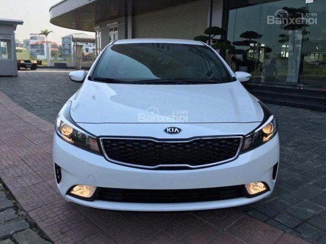 Cần bán Kia Cerato số sàn đời 2017, màu trắng, giá chỉ 130 triệu