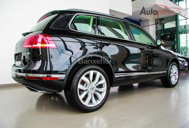 Bán xe Volkswagen Touareg GP đời 2016, màu vàng cát, dòng SUV nhập Đức