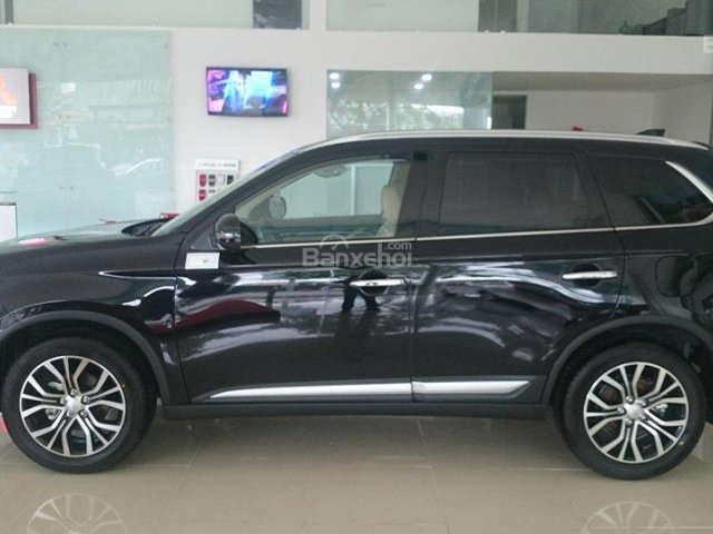 Bán xe Outlander 2 cầu màu đen. Xe mitsubishi 7 chỗ 2 cầu Outlander 4x4