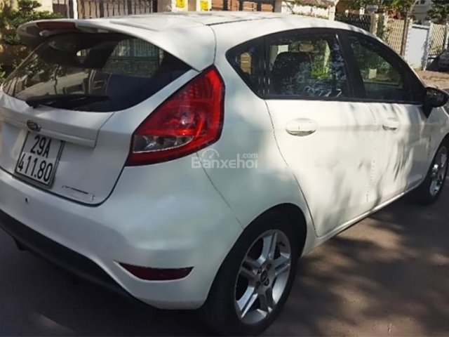 Bán xe Ford Fiesta S 2011 màu trắng, đang sử dụng