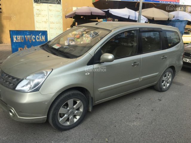 Cần bán Nissan Grand livina đời 2011, màu bạc còn mới, 475 triệu