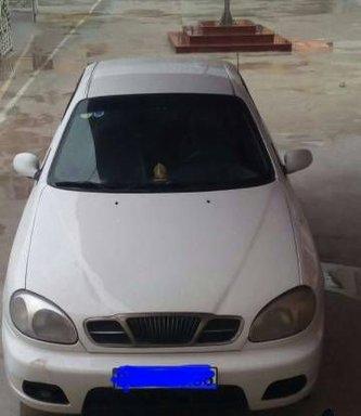 Cần bán xe Daewoo Lanos MT năm 2000, màu trắng đã đi 45000 km