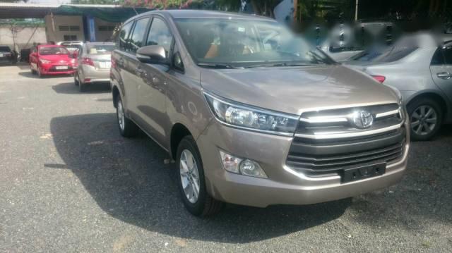 Cần bán xe Toyota Innova 2.0E đời 2016, màu nâu