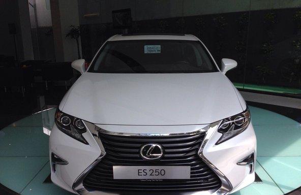 Lexus Trung Tâm Sài Gòn bán Lexus ES 250 2.5L AT 2017, màu trắng, nhập khẩu