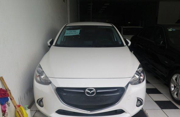 Bán Mazda 2 đời 2015, màu trắng số tự động