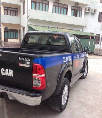 Cần bán gấp Toyota Hilux đời 2014, màu đen số sàn