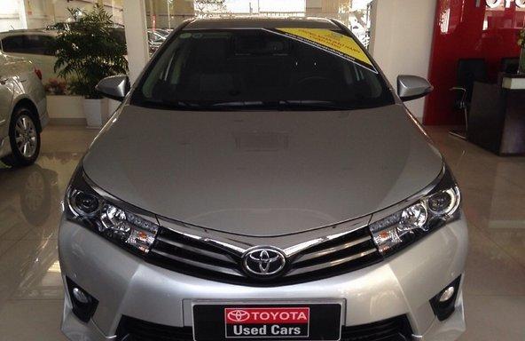 Cần bán xe cũ Toyota Corolla altis 2.0V đời 2015, màu bạc, 900 triệu