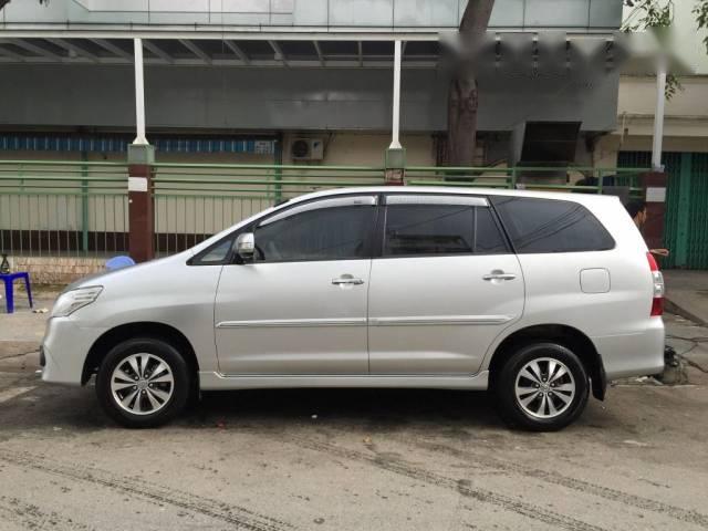 Cần bán gấp Toyota Innova đời 2015 giá cạnh tranh