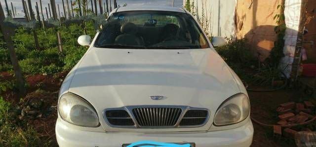 Cần bán Daewoo Lanos MT đời 2001, màu trắng