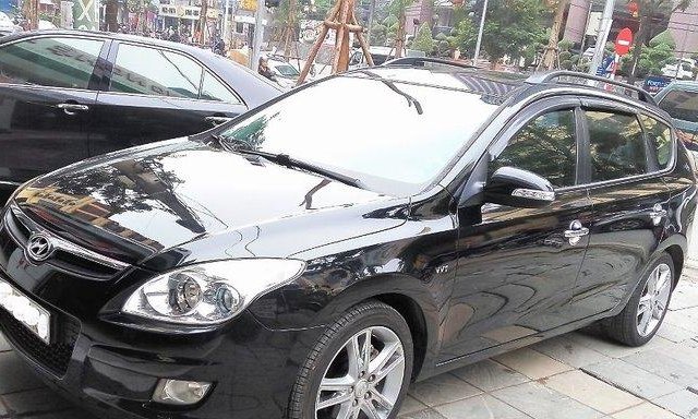 Cần bán Hyundai i30 CW đời 2009, màu đen xe gia đình, giá tốt