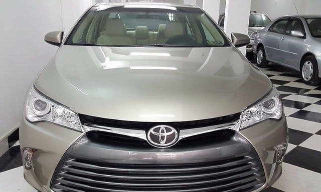 Bán Toyota Camry XLE đời 2016, màu vàng, nhập khẩu