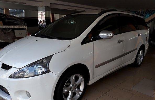 Bán xe cũ Mitsubishi Grandis 2.4 MIVEC đời 2010, màu trắng số tự động, giá 750tr