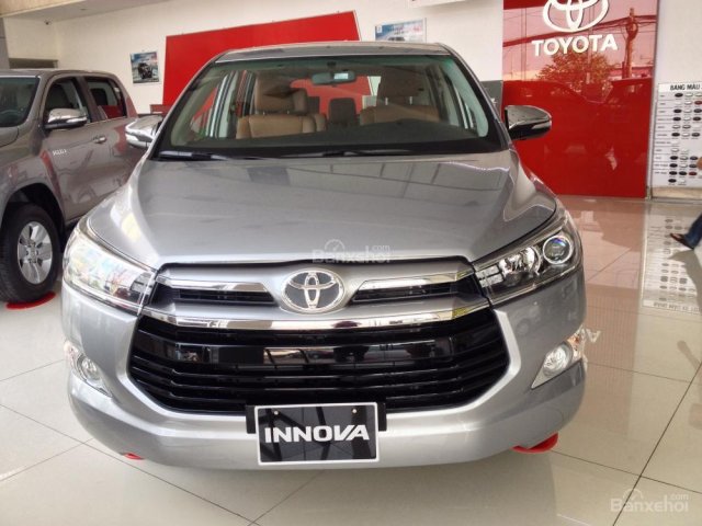 Bán xe Toyota Innova 2.0V năm 2017, màu bạc giao xe ngay với nhiều ưu đãi hấp dẫn