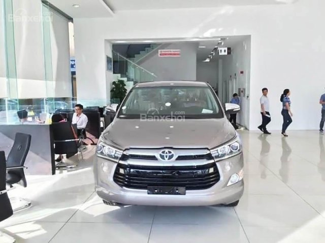 Bán ô tô Toyota Innova 2.0V đời 2017, giá tốt