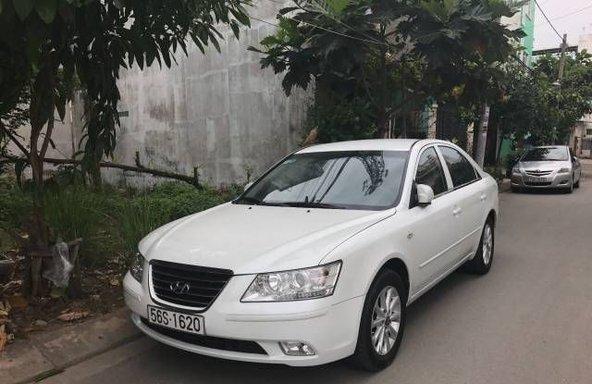 Cần bán gấp Hyundai Sonata AT đời 2009, màu trắng