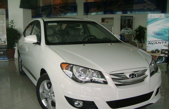 Bán Hyundai Avante 1.6 MT năm 2017, màu trắng, giá chỉ 525 triệu