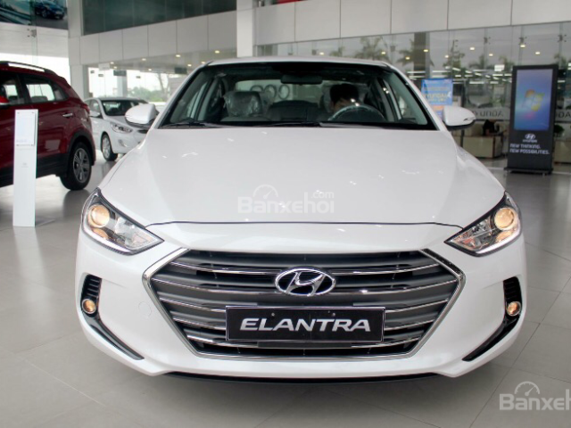 Bán xe Hyundai Elantra 2018 màu trắng, số sàn, mới 100%, giá chỉ 549tr - 0919293562