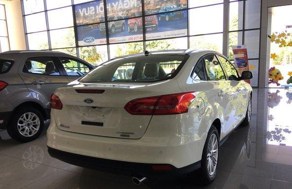 Bán xe Ford Focus Ecoboost Titanium đời 2017, màu trắng, giá tốt