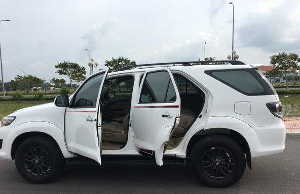 Cần bán xe Toyota Fortuner đời 2015, màu trắng số tự động