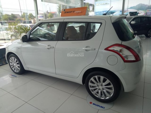 Bán Suzuki Swift 2017, màu trắng, xe giao ngay - LH 0985.547.829