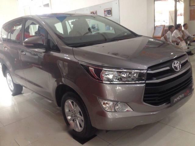 Cần bán gấp Toyota Innova 2.0E đời 2016, màu xám