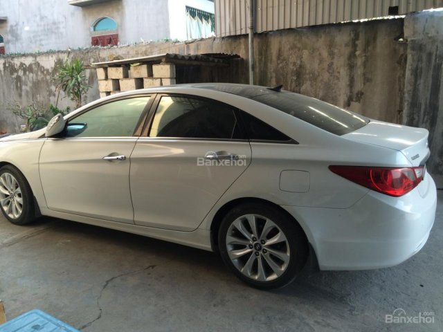 Cần bán xe Hyundai năm 2011, màu trắng, nhập khẩu