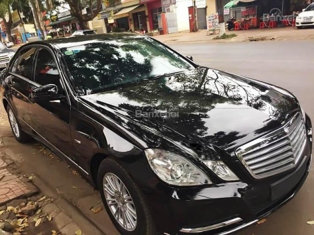 Bán Mercedes E200 đời 2012, màu đen như mới