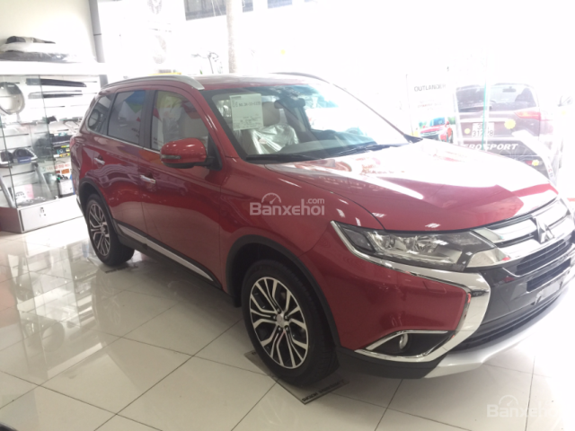 Cần bán xe Mitsubishi Outlander 2.4CVT đời 2017, màu đỏ, nhập khẩu chính hãng