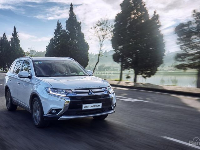 Bán Mitsubishi Outlander phiên bản mới, nhập khẩu nguyên chiếc, khuyến mãi cực lớn