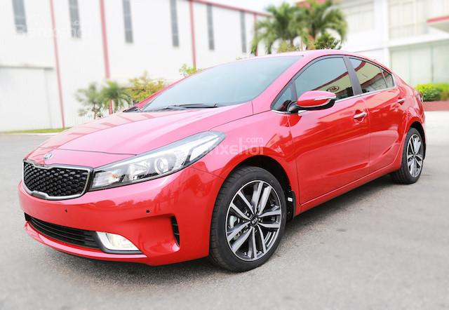 Cần bán xe Kia Cerato năm 2018, màu đỏ số sàn