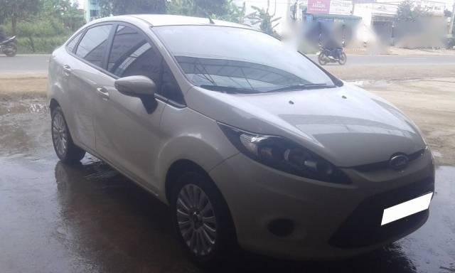 Bán xe cũ Ford Fiesta đời 2011, màu trắng số tự động, giá tốt