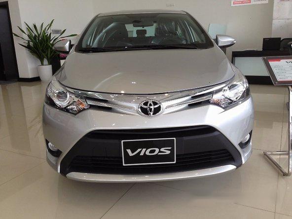 Cần bán xe Toyota Vios sản xuất năm 2017, màu bạc còn mới0