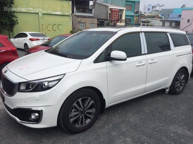 Cần bán Kia Sedona đời 2017, màu trắng, máy dầu, hàng full option