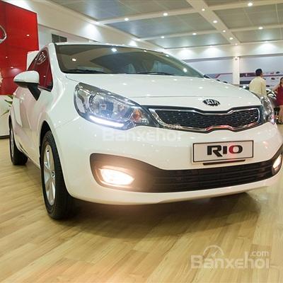 Cần bán Kia Rio AT đời 2017, màu trắng, xe nhập