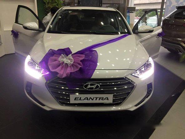 Bán xe Hyundai Elantra 1.6AT 2017, màu trắng